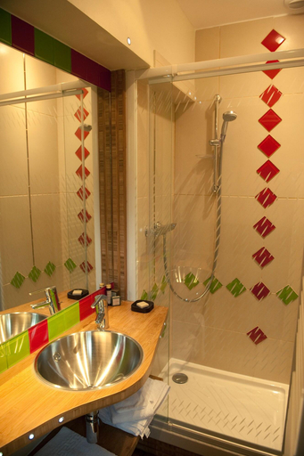 Bathroom 5, Le Château de la Vierge, Essonne