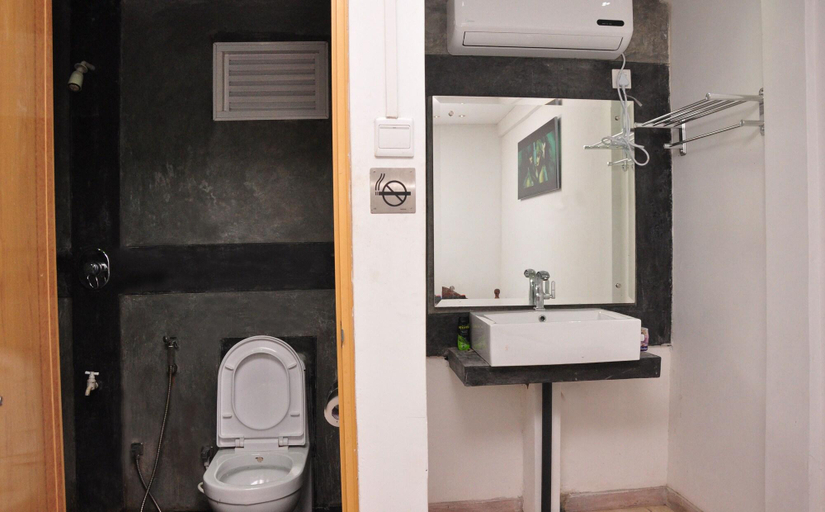 Bathroom 4, Sun UP Hotel, Katana