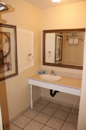 Bathroom 4, Crestwood Inn, Muskoka