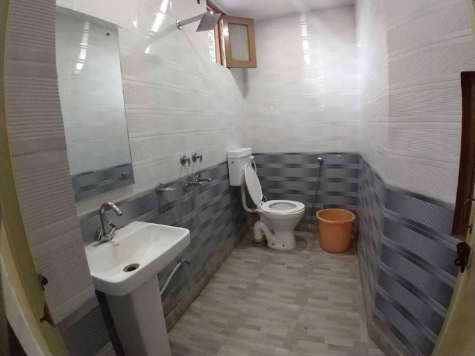 Bathroom 4, Hotel Trio Suites, Delhi