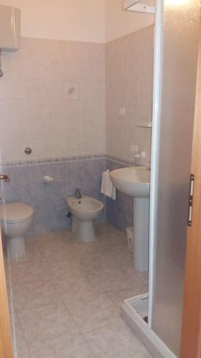 Bathroom 4, Hotel Jasmine, Cagliari