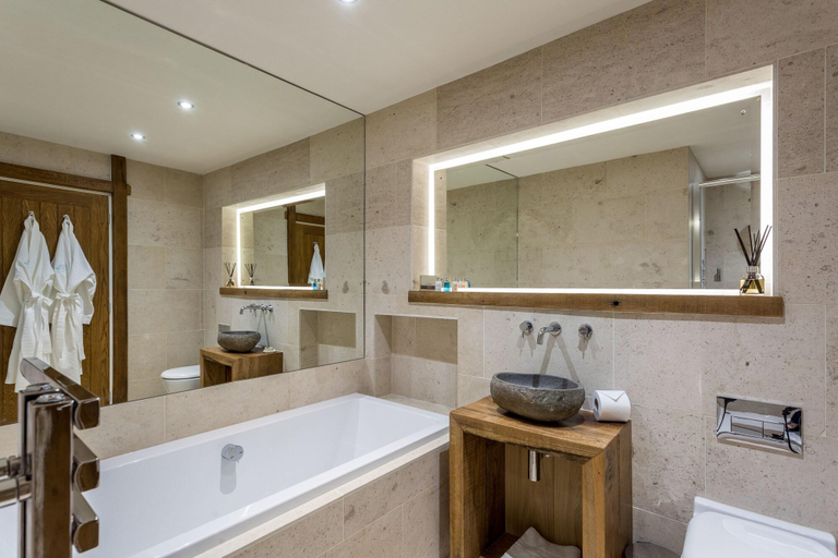 Bathroom 4, The Black Cow, Derbyshire