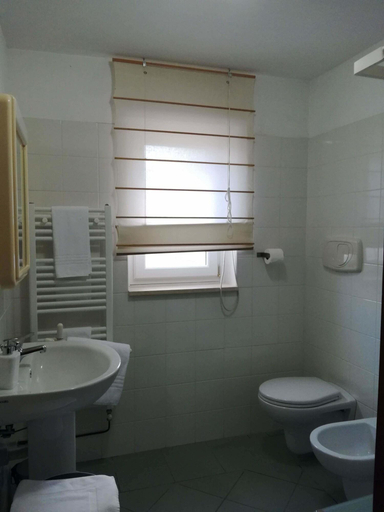 Bathroom 5, Le Sorbole, Matera