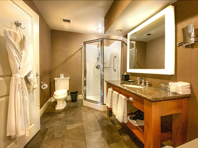 Bathroom 4, Fairways Hotel on the Mountain, Capital