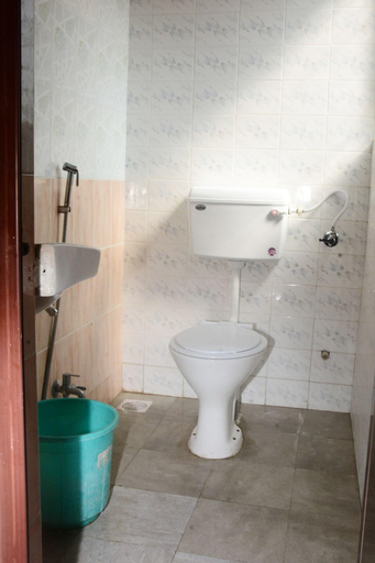 Bathroom 4, Hotel Parag, Pune
