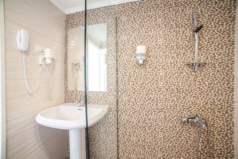 Bathroom 4, Archontiki, Crete