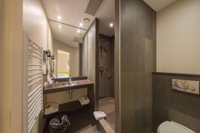 Bathroom 4, Hotel Des Lices, Ille-et-Vilaine