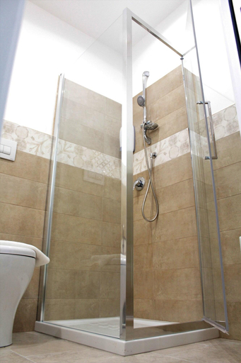 Bathroom 4, A casa ventotto, Brindisi
