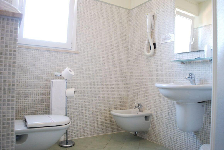 Bathroom 5, La Versiliana Hotel, Lucca
