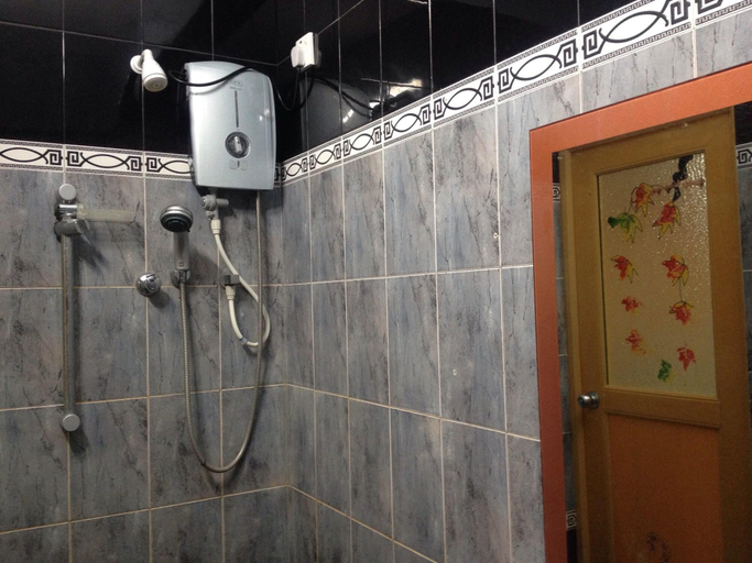 Bathroom 4, Sunshine Hotel & Hall, Trincomalee Town and Gravets