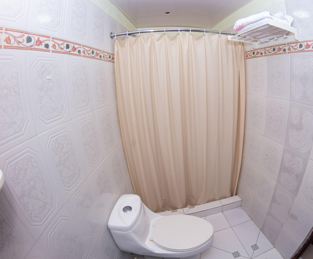 Bathroom 4, Hotel Renacer, Distrito Nacional