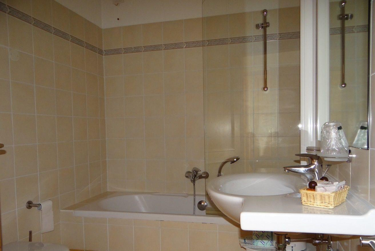 Bathroom 4, Hotel Mondeval, Belluno