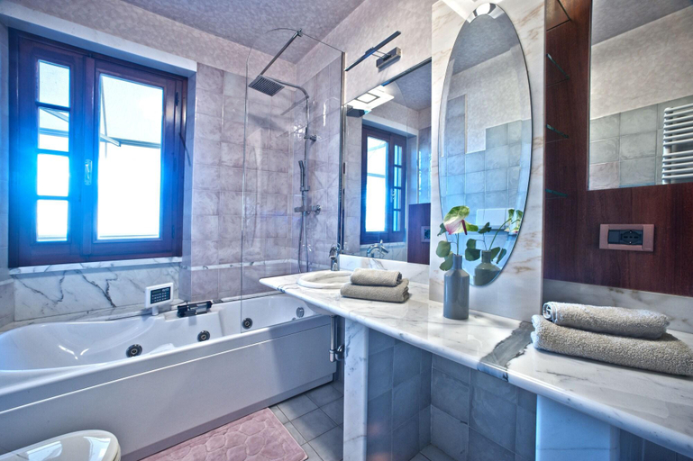 Bathroom 5, B&BLaTosca, Massa Carrara