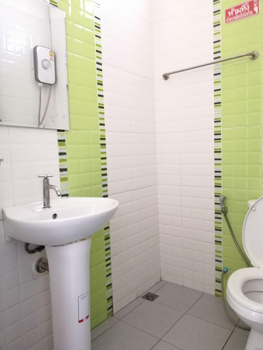 Bathroom 4, Kaocharoen Place, Muang Surat Thani