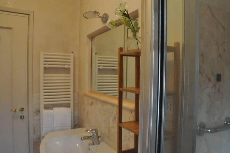 Bathroom 5, Fleur Blanche, Verona