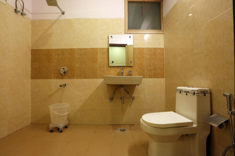 Bathroom 4, Airport Hotel Plazzo, Delhi