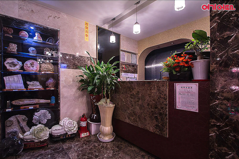 Public Area 2, Palace Motel, Dong