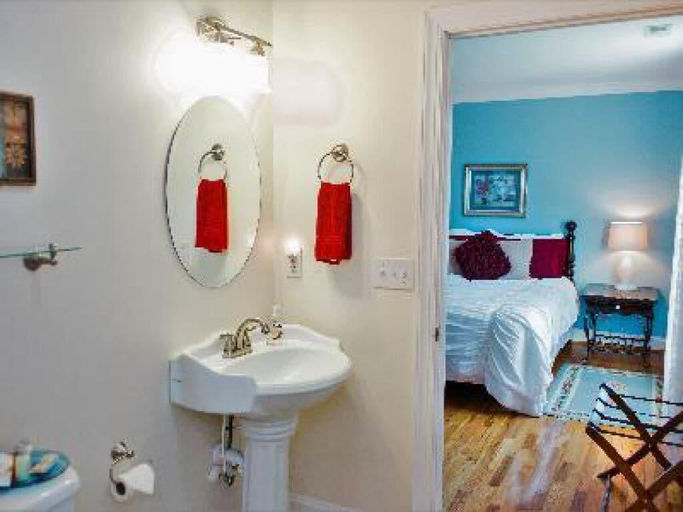 Others 5, A Mighty Oak B&B, Surry