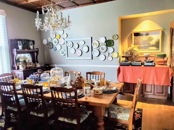 Food & Drinks 5, The Claiborne House, Franklin