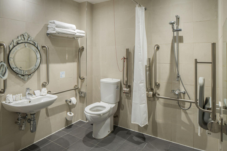 Bathroom 4, Vanbrugh House Hotel, Oxfordshire