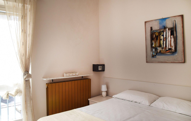 Bedroom 1, Hotel Rafe', Savona