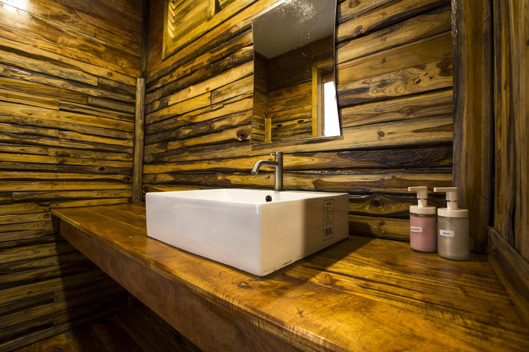 Bathroom 4, Baantonlamphu Pakpra, Khuan Khanun