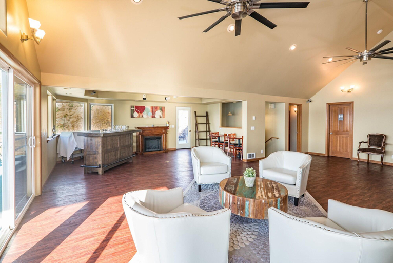 Public Area, Camano Island Inn, Island