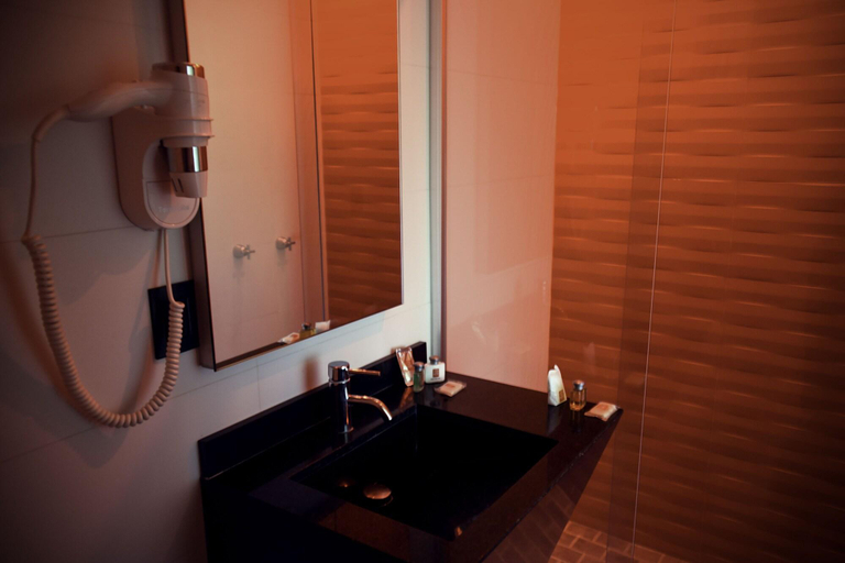 Bathroom 5, Six Hotel Guadalajara Expiatorio, Guadalajara