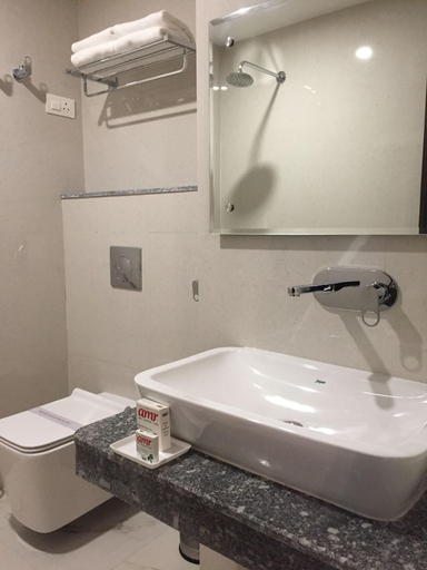 Bathroom 5, The Altruist Katra Hotel, Reasi