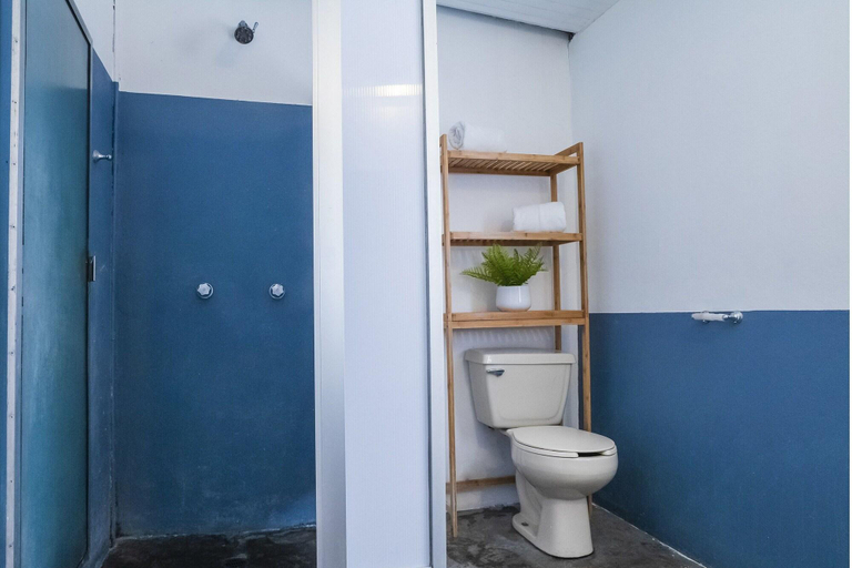 Bathroom 4, Golds 227, Mexico City