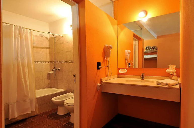Bathroom 4, Hotel El Cid, Santa María