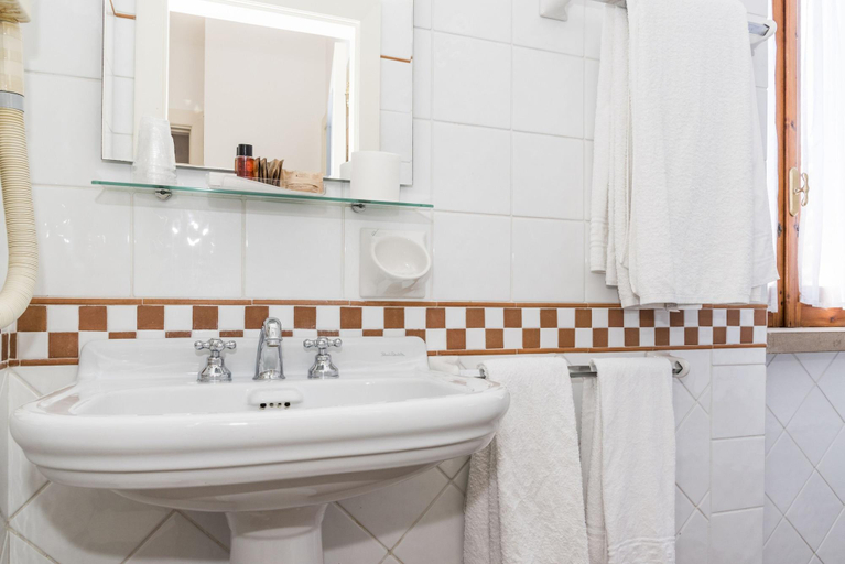 Bathroom 5, Hotel Hermitage, Salerno