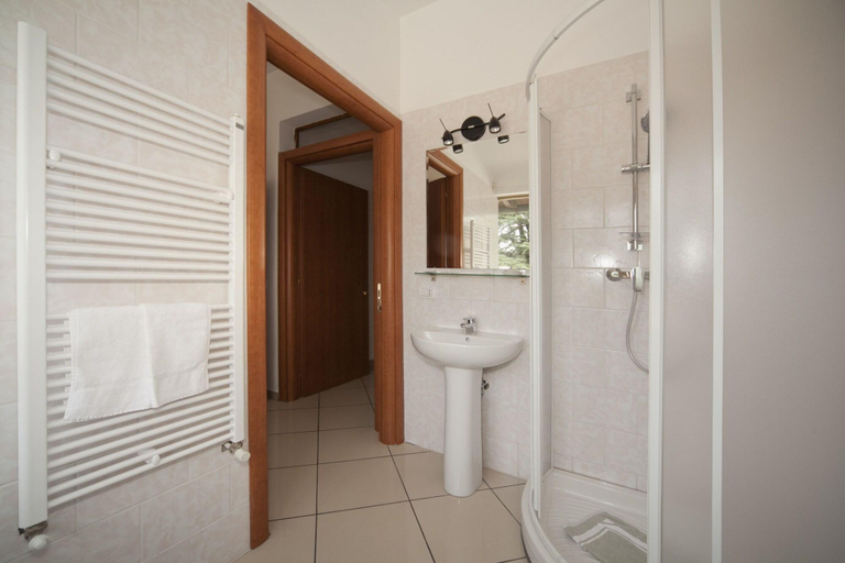 Bathroom 4, Hotel Dalmazia, Florence