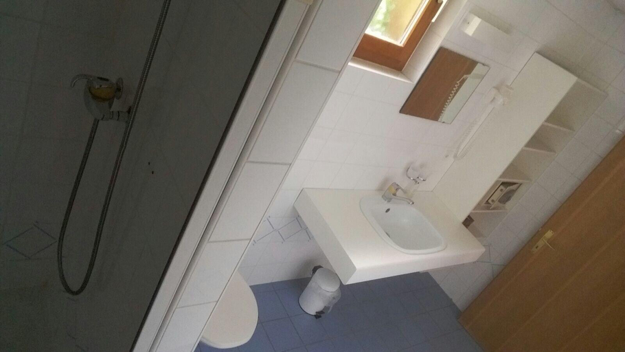 Bathroom 4, Motel Des Sports, Martigny