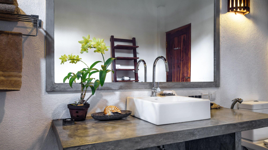 Bathroom 5, Good Karma Ayurvedic Resort, Tangalle