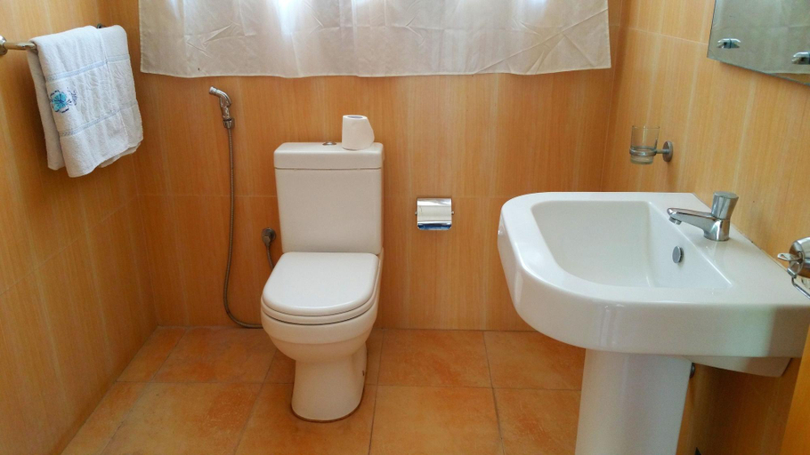 Bathroom 5, Holiday Fashion Inn, Negombo