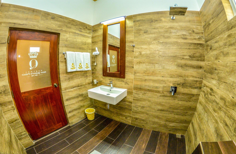 Bathroom 5, Negombo New Queen's Palace, Negombo