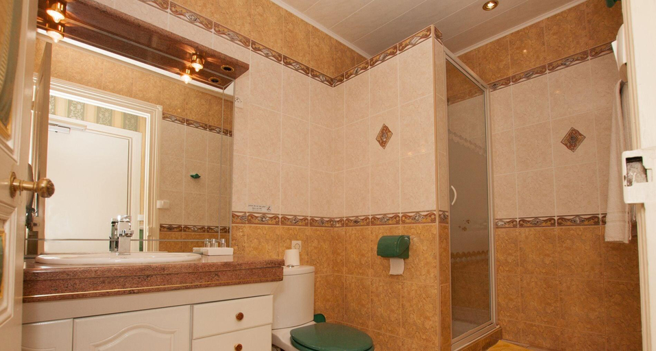 Bathroom 4, Chateau de Quesmy, Oise