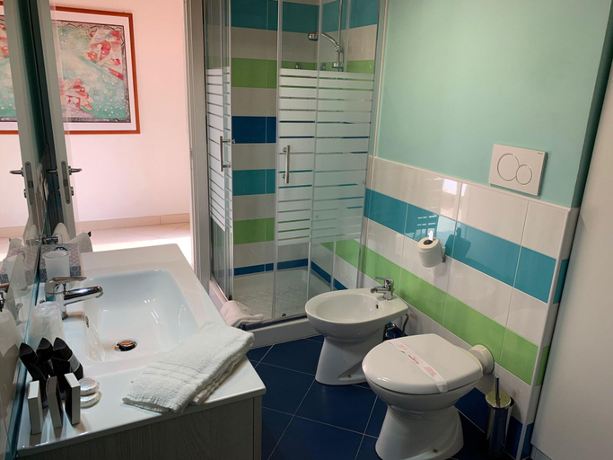 Bathroom 4, Hotel Soleluna, Napoli