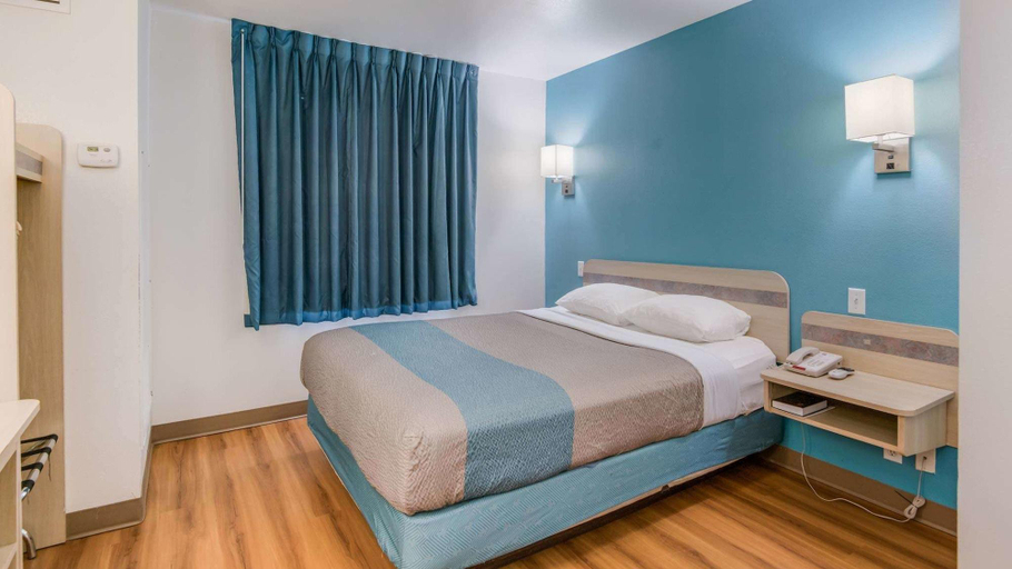 Bedroom 3, Motel 6 Roswell, NM, Chaves