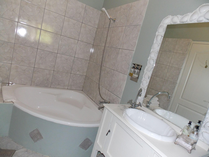 Bathroom, The Tin Roof, West Coast