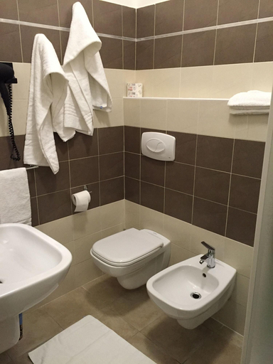 Bathroom 5, Hotel Montecarlo, Milano