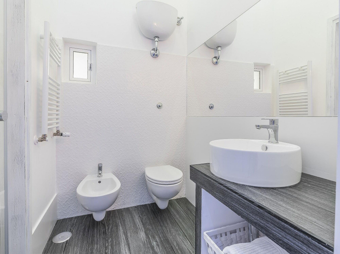 Bathroom 4, Le Villanelle B&B, Napoli