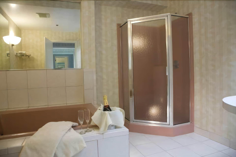 Bathroom, Winnapaug Inn, Washington