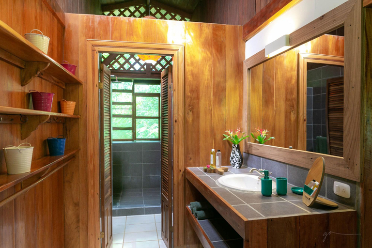 Bathroom 5, La Kukula Lodge, Talamanca