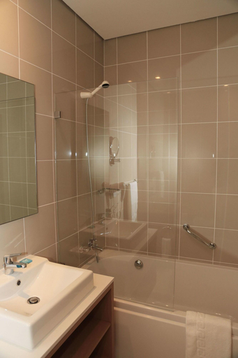 Bathroom 5, Fly Hotel, Maianga