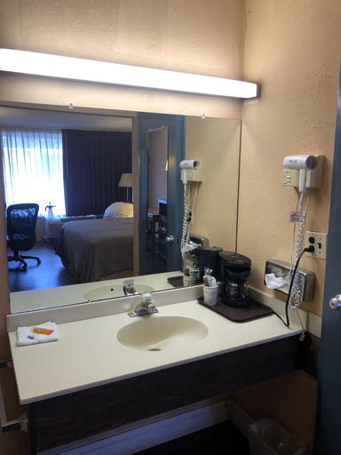 Bedroom 5, Express Airport Inn, Henrico