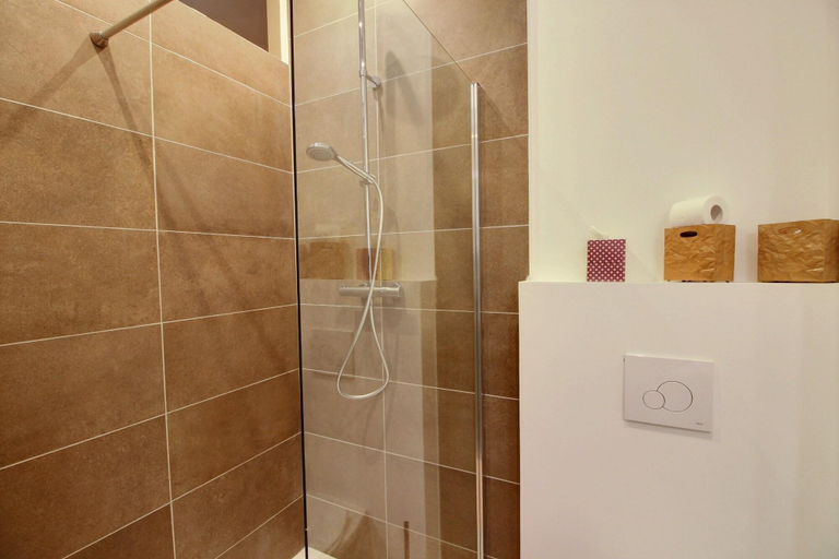 Bathroom 5, Effets Personnels, Vaucluse