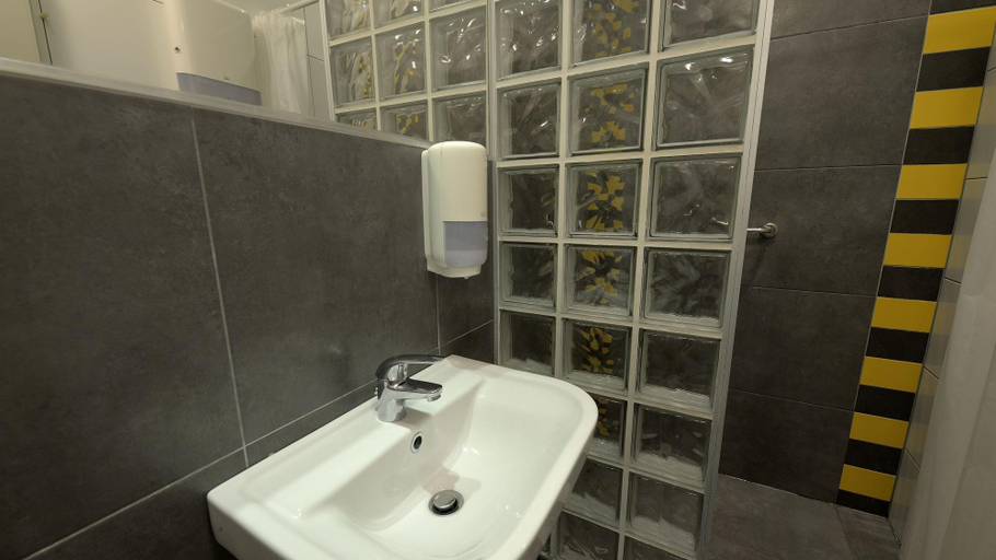 Bathroom 5, The Hive Party Hostel, Budapesti