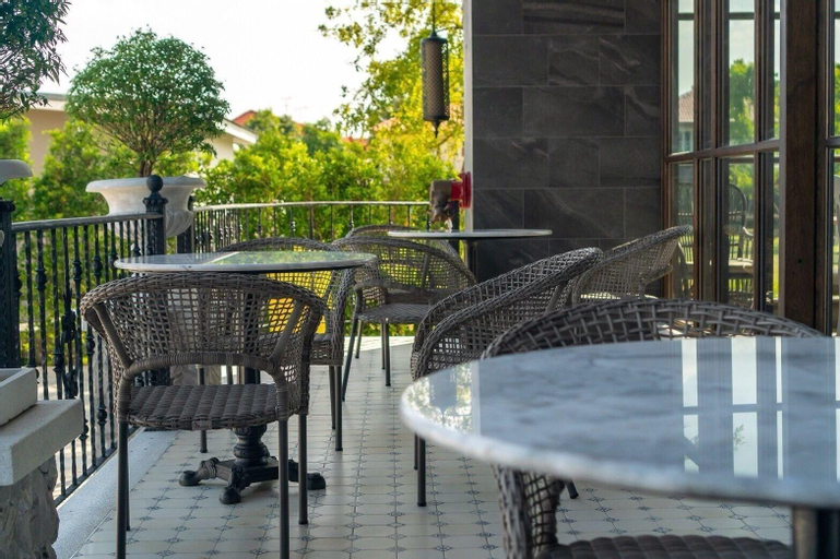 Exterior & Views 17